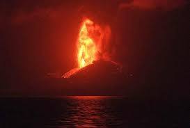 西之島、活発な噴火