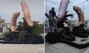 モロッコの彫刻家が手がけていた2匹の魚の彫像
