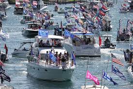トランプ大統領支持者によるボートパレード