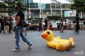 タイのデモ 抗議のシンボルは黄色いアヒル