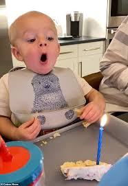 ケーキのロウソクの火を吹き消すことができない1歳児
