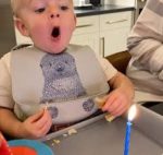 ケーキのロウソクの火を吹き消すことができない1歳児