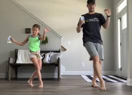 学校に提出する動画とは知らずに、娘の背後で父が踊りまくる