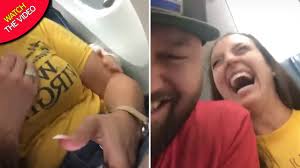 機内で後ろから手を伸ばしてくる幼児に大爆笑の夫婦