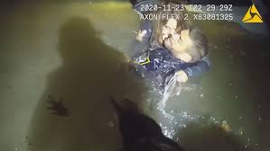 米国人女性が、氷点下の川で沈没した車から警察に救出