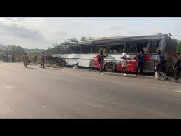 カメルーンでバス2台とトラック衝突、37人以上死亡