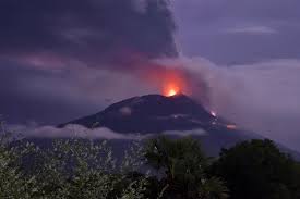 スメル山（Mount Semeru）が噴火
