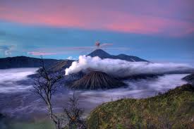 スメル山（Mount Semeru）が噴火