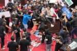 台湾の立法院本会議で議員がブタの内臓を投げつけ