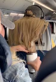 機内で前方に座る女性の非常識な行動に激怒した後ろの乗客