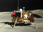 中国の月面探査機、着陸に成功