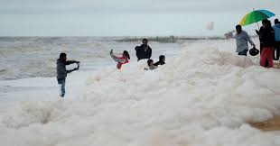 インド・チェンナイのマリーナビーチに広がった泡の中で遊ぶ人々