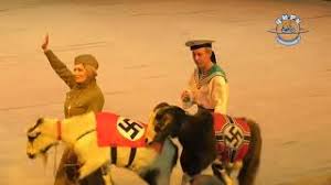 ナチスの軍服を着たサルのサーカス