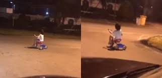 深夜3時の交差点で三輪車で遊ぶ男児