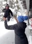1歳児を積雪の中に投げた母親