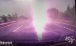 中国で高速走行中に落雷しドライブレコーダーがとらえたスリリングなシーン！