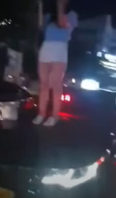 韓国で女性がタクシーによじ登り大暴れ、「止めたらセクハラで訴える」と脅し