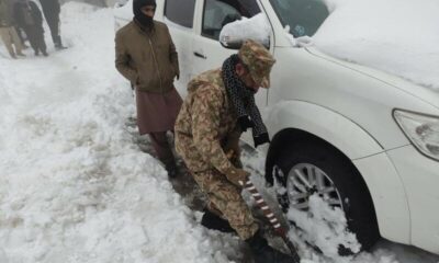 パキスタンでは、車が大雪で立ち往生し、氷点下の気温で22人が死亡